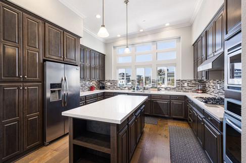13 Kitchen.jpg