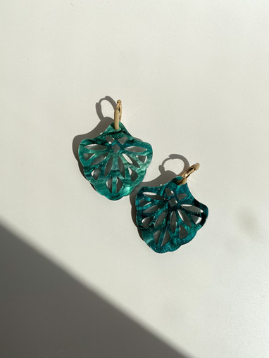 Handmade Organic leaf-shaped earrings made from emerald glitter resin, with removable nude enamel hoops for a customizable, natural, and elegant design.