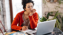 uma mulher empreendedoras analisando dados no computador