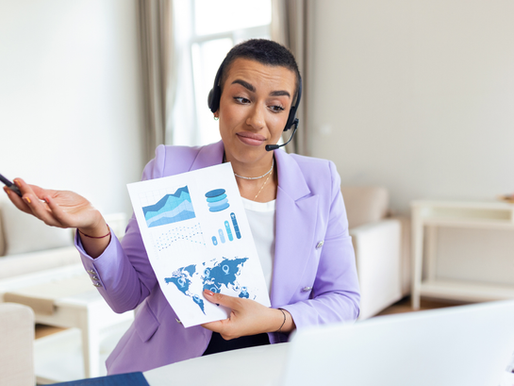 mulher empreendedora analisando gráfico de desempenho