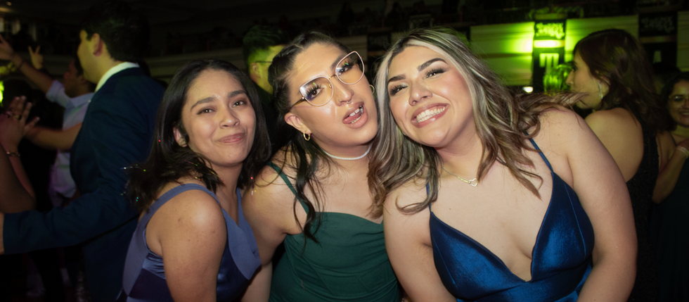 Una Noche de Ensueño: Elegancia, Misterio y Reconocimiento en la Mascarada de Fin de Año 2024