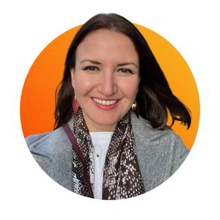 Alejandra Arteta, mindful leadership coach, conducting an online coaching session for female leaders. The Pink Sphere