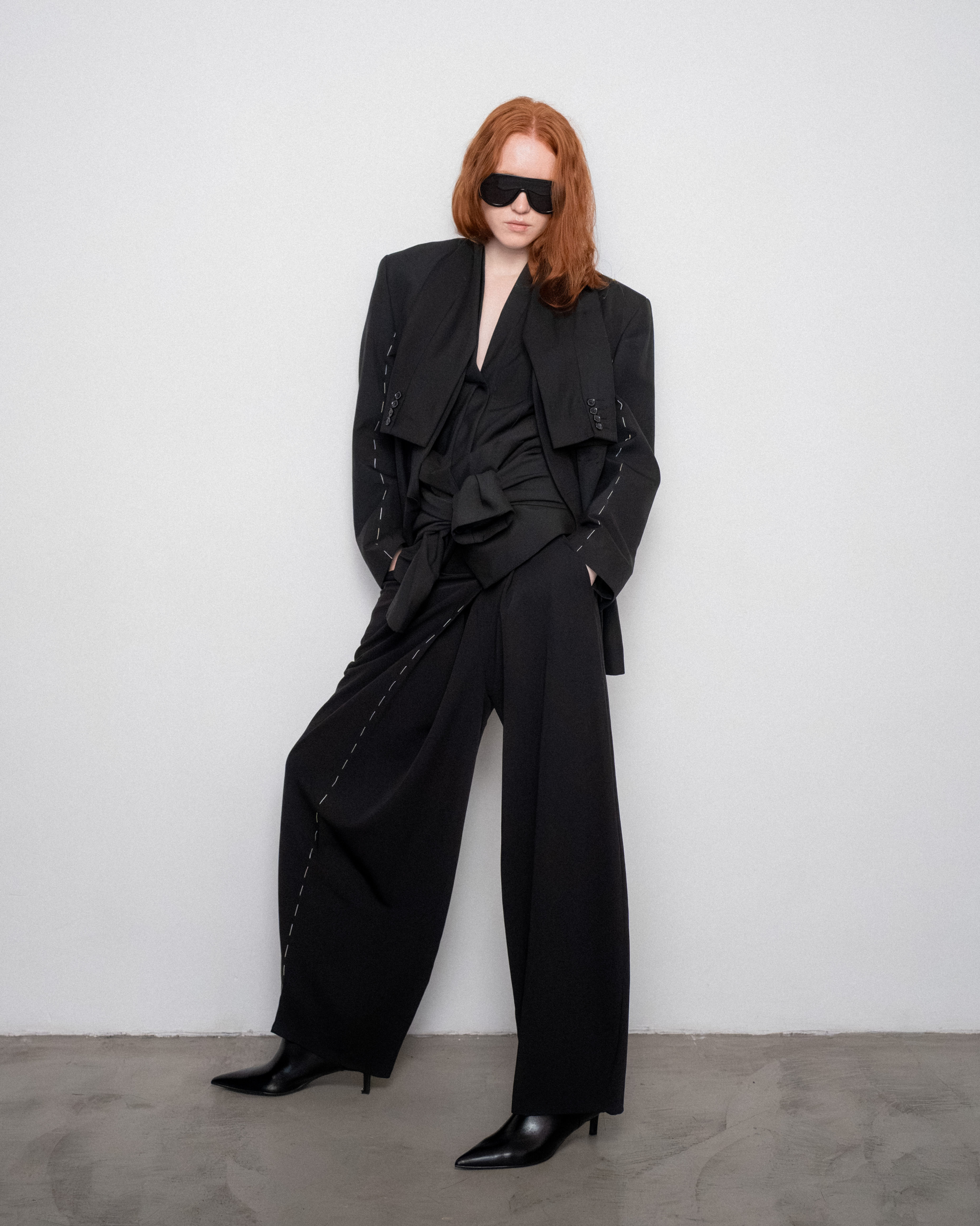 Czarna Marynarka z Doszytym Elementem Rękawa i Przeszyciem Fastrygowym