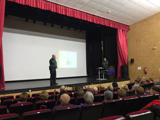 Se celebra una charla sobre 'Robos y timos'.