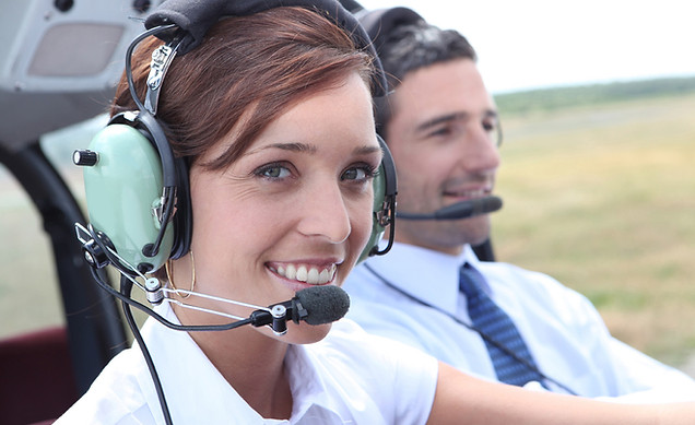 Pilotos con auriculares en un avión, sonriendo