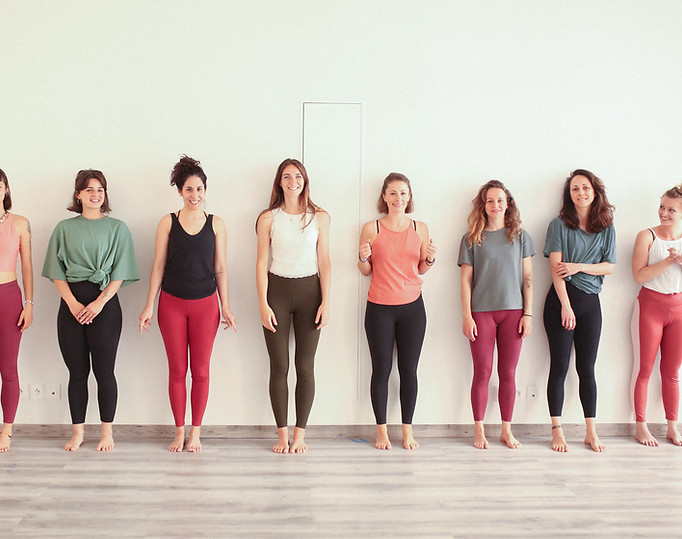 Equipe yoga citta tete a l'endroit