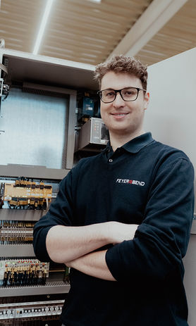 Feyerabend Mitarbeiter mit Spaß bei der Arbeit und der Prüfung von Schaltschränken