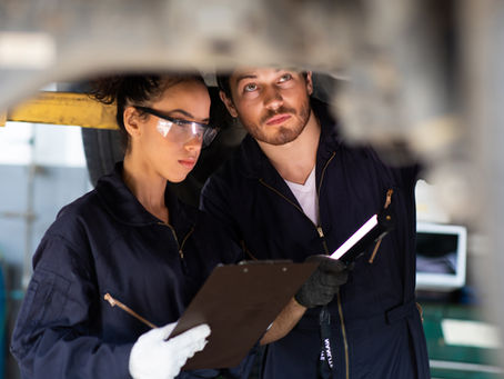 Zwei Mitarbeiter kontrollieren die Produktion