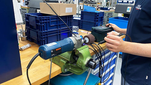 Elektrofachkraft kontrolliert einen Schaltschrank im Rahmen einer DGUV-V3-Prüfung