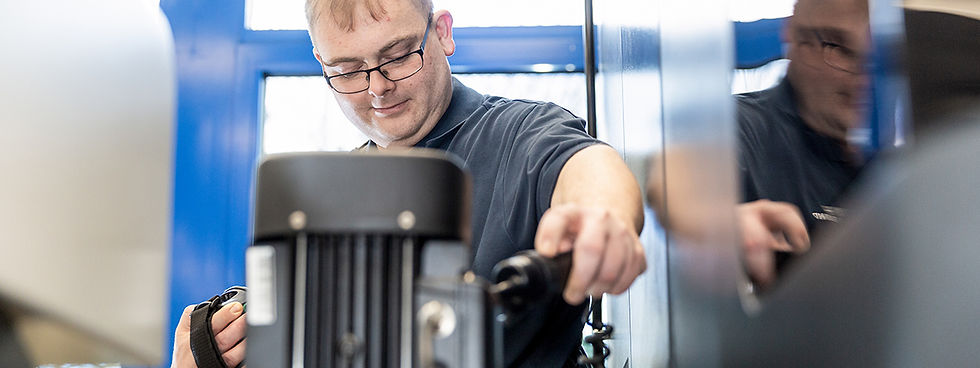 Hier werden von einem Feyerabend Kollegen elektrische Geräte geprüft