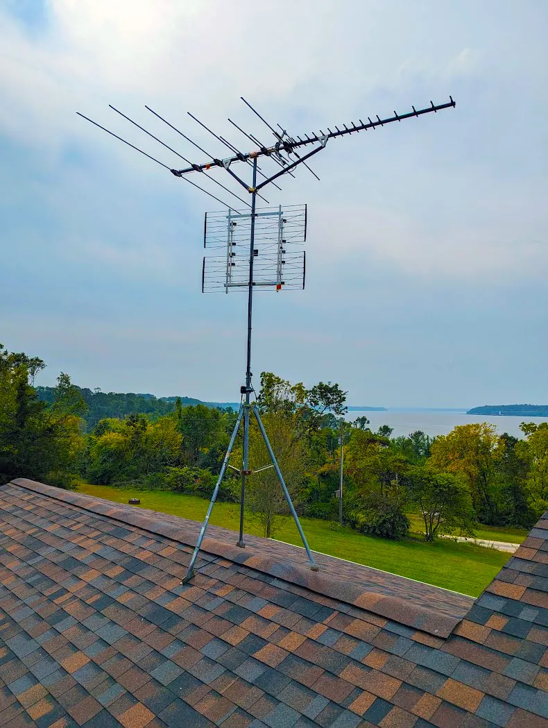 satellite-antenna-installer-down-right-technology-cedar-rapids