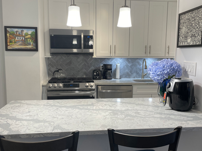 kitchen with ceiling, under cabinet, and pendant lights