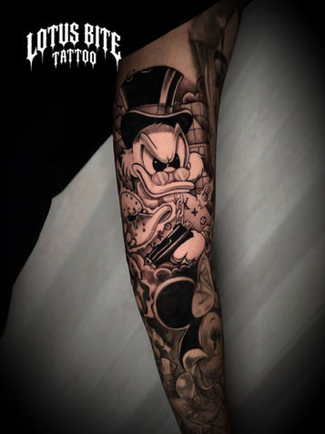 รอยสักการ์ตูนสไตล์มาเฟียบนท่อนแขนโดย Lotus Bite Tattoo
