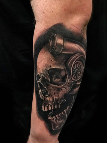 รอยสักรูปหัวกะโหลกและเทอร์โบชาร์จเจอร์โดย Lotus Bite Tattoo