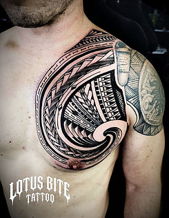 รอยสักแมนดาลาสีดำบนหน้าอกและไหล่ชายโดย Lotus Bite Tattoo