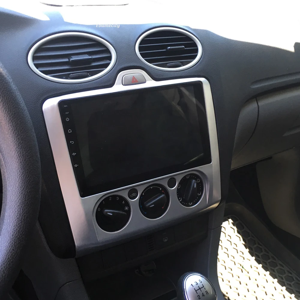 L’installation d’un autoradio moderne transforme radicalement l’expérience de conduite. Grâce à des systèmes multimédias intelligents, les conducteurs bénéficient d’une connectivité fluide, d’un son haute fidélité et d’un accès instantané à leurs applications préférées.  Que ce soit pour écouter votre musique en streaming, suivre votre GPS en temps réel ou passer des appels en toute sécurité, un autoradio bien installé devient le centre de commande de votre véhicule. Les modèles récents offrent des écrans tactiles intuitifs, une compatibilité Android Auto et Apple CarPlay, ainsi que des fonctions mains libres avancées.  Chez Maroc Attelage, nous saluons les professionnels qui réalisent ces installations avec précision et passion. Chaque câble bien dissimulé, chaque réglage audio optimisé, chaque interface bien calibrée témoigne d’un savoir-faire technique au service du confort et de la sécurité.