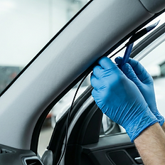 Plus qu’un simple accessoire, elle devient un témoin fiable de vos trajets, offrant sécurité, transparence et tranquillité d’esprit. Un montage réalisé avec soin garantit une caméra parfaitement intégrée, sans câbles apparents, avec un angle de vue optimal et une alimentation stable. Chaque détail compte : la fixation solide, le calibrage précis et la configuration des paramètres reflètent le savoir-faire du professionnel. Grâce à une installation réussie, la dashcam enregistre vos déplacements avec une qualité vidéo irréprochable, utile en cas d’incident ou pour revivre vos voyages. Elle incarne la combinaison parfaite entre technologie et sécurité. Chez Maroc Attelage, nous saluons la rigueur et la précision de ces installations, qui permettent aux automobilistes de profiter pleinement des avantages de la dashcam, en toute confiance et sérénité.