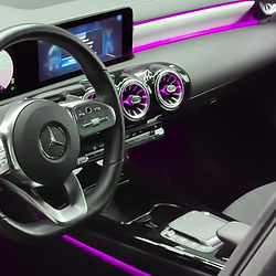 L’installation d’un autoradio moderne transforme radicalement l’expérience de conduite. Grâce à des systèmes multimédias intelligents, les conducteurs bénéficient d’une connectivité fluide, d’un son haute fidélité et d’un accès instantané à leurs applications préférées.  Que ce soit pour écouter votre musique en streaming, suivre votre GPS en temps réel ou passer des appels en toute sécurité, un autoradio bien installé devient le centre de commande de votre véhicule. Les modèles récents offrent des écrans tactiles intuitifs, une compatibilité Android Auto et Apple CarPlay, ainsi que des fonctions mains libres avancées.  Chez Maroc Attelage, nous saluons les professionnels qui réalisent ces installations avec précision et passion. Chaque câble bien dissimulé, chaque réglage audio optimisé, chaque interface bien calibrée témoigne d’un savoir-faire technique au service du confort et de la sécurité.