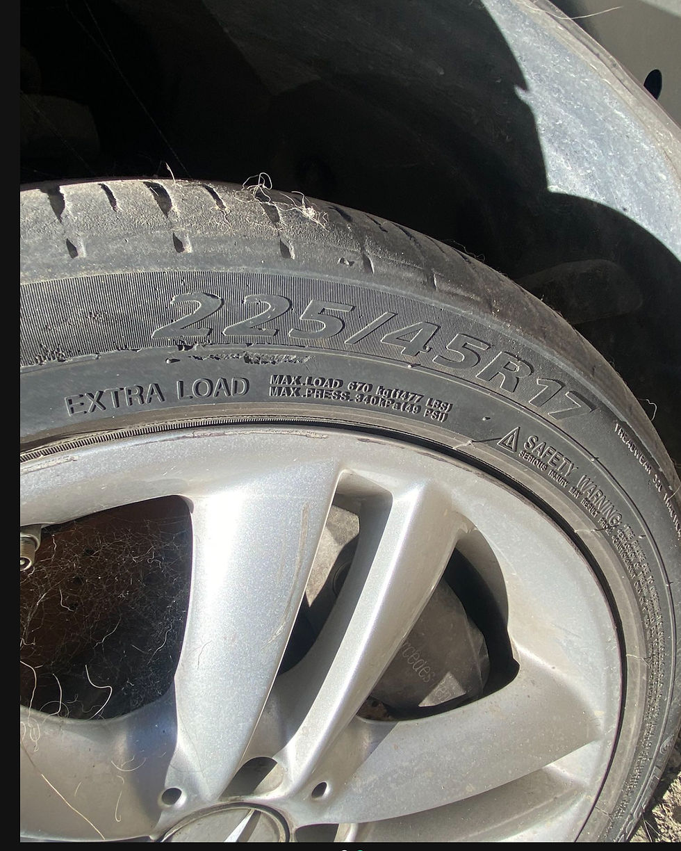 Miniatura: Mercedes Benz 225/45R17 Rim $125 each