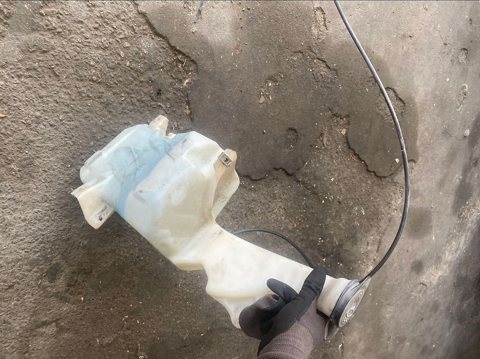 Miniatura: 2008 Chevy Avalanche Windshield Washer Fluid Tank Reservoir 