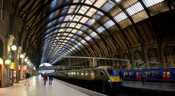 Kings_Cross_Station_Platforms,_London_-_Sept_2007