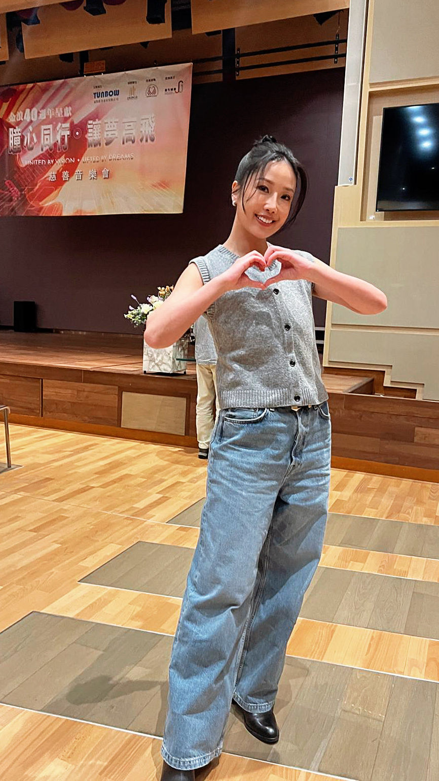 崔碧珈久未露面回港為 金浪40週年X 東保慈善基金 X 港安醫院 慈善活動 「瞳心同行 讓夢高飛」獻唱