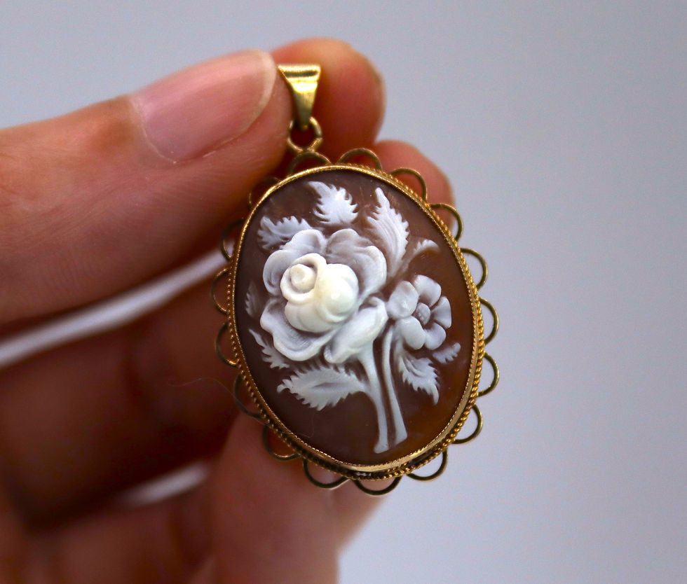 Thumbnail: Vintage 9ct Gold Cameo Pendant (Birmingham 1974)