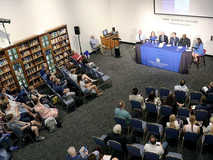 Expertos analizan el impacto humano de la inteligencia artificial en la educación superior en St. Louis