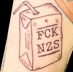 Tattoo, auf dem dem eine Getränkepackung mit der Aufschrift FCK NZS zeigt.