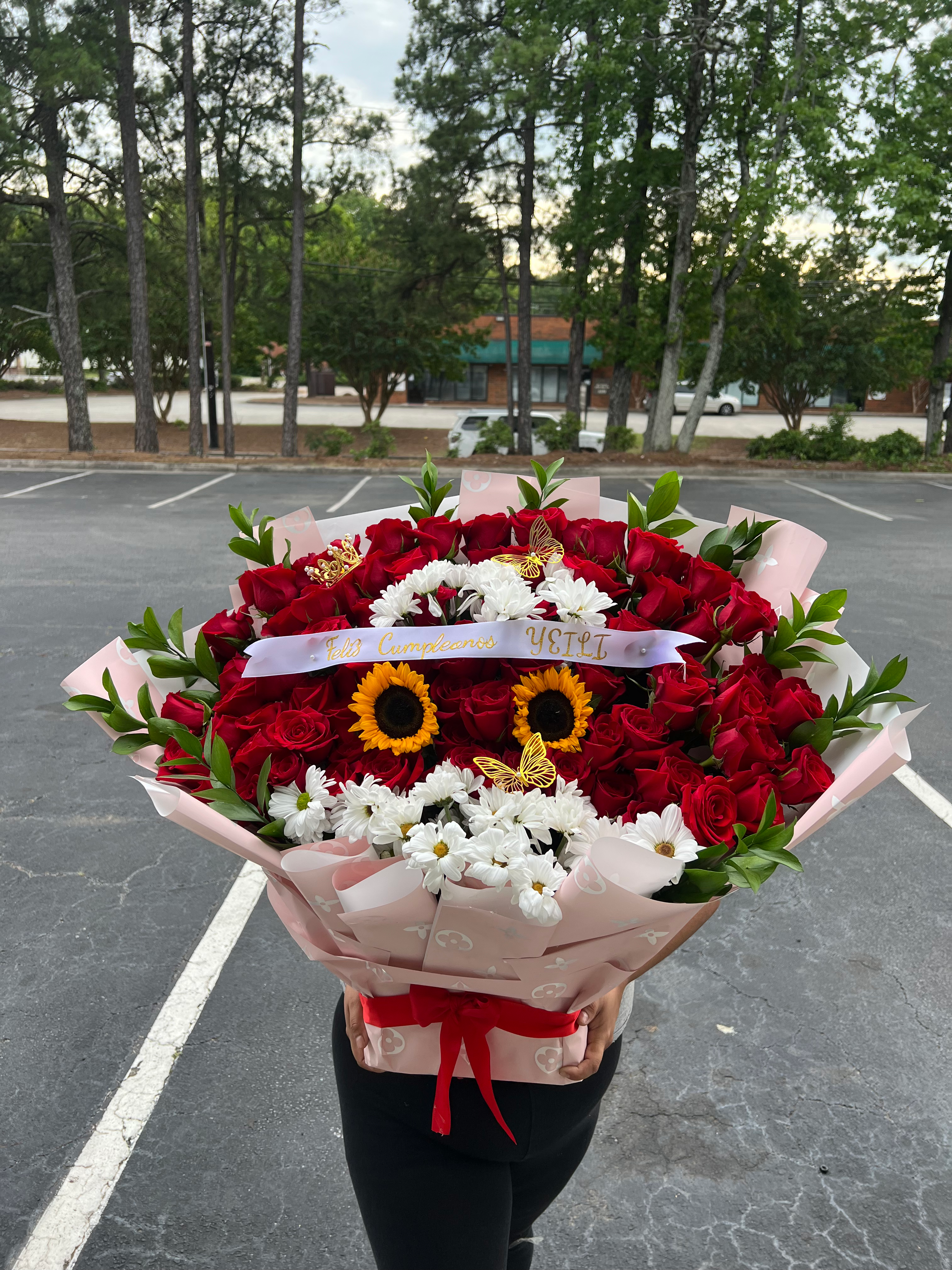 Red rose bouquet with sunflowers