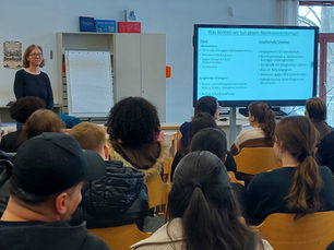 „Man muss hinschauen, auch wenn es wehtut“ – Katrin Himmler spricht über die Neue Rechte