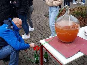Erster Apfelwein der BBG – Chemiekurse der EF als Weinkelterer