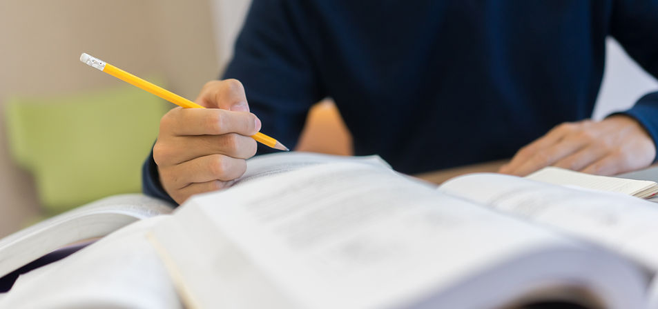 mano-de-hombre-escribiendo-o-haciendo-tarea-en-libro-de-texto.jpg