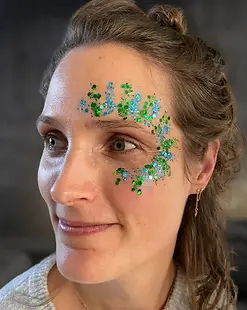 vrouw met glitter design op festival