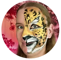 Valinda van Mia's Magic als panter geschminkt