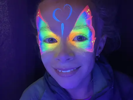 10 Neon Schmink Ideeën die oplichten onder blacklight