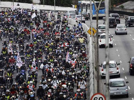 Motoboys param hoje em SP, RJ e DF contra aumento da gasolina