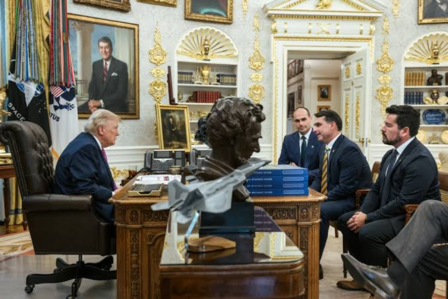 Flávio Bolsonaro, Eduardo Bolsonaro e Paulo Figueiredo em reunião com o presidente Donald Trump na Casa Branca (2025)