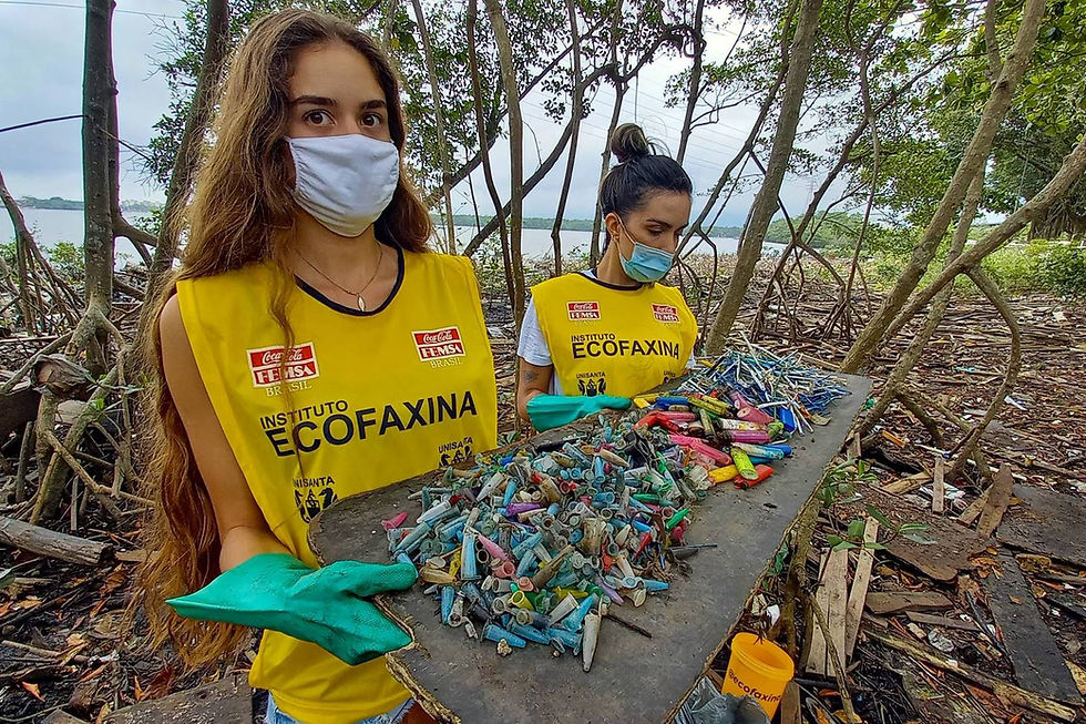 Voluntária exibem resíduos coletados durante a ação. Entre os menores e mais numerosos estão os pinos de cocaína e hastes de cotonete e pirulito.