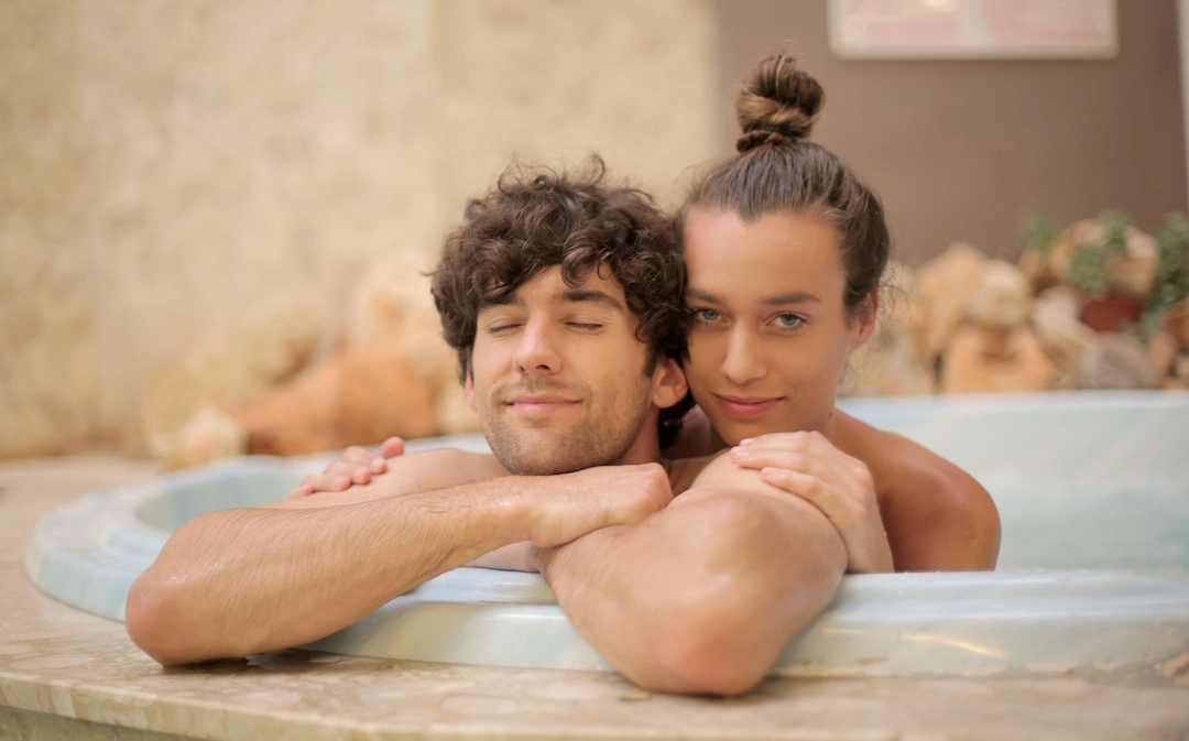 Liebespaar achtet auf ihre Bedürfnisse und verbringen gemeinsam Zeit in der Badewanne