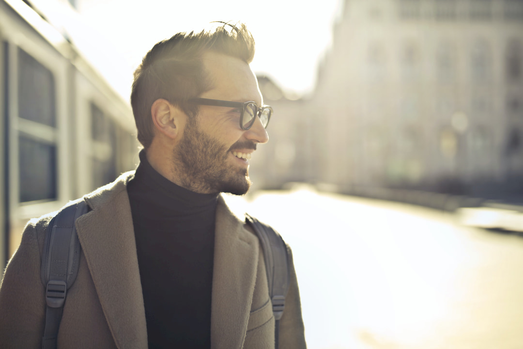 Ein selbstbewusster und charismatischer Mann lächelt