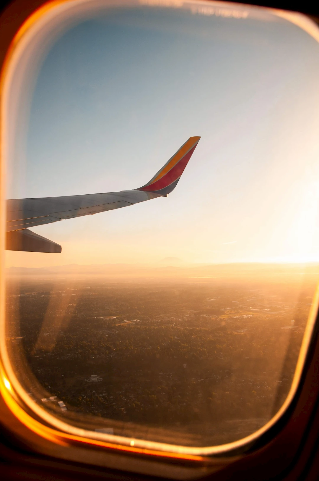 Fensterblick aus einem Passagierflugzeug auf eine Stadt