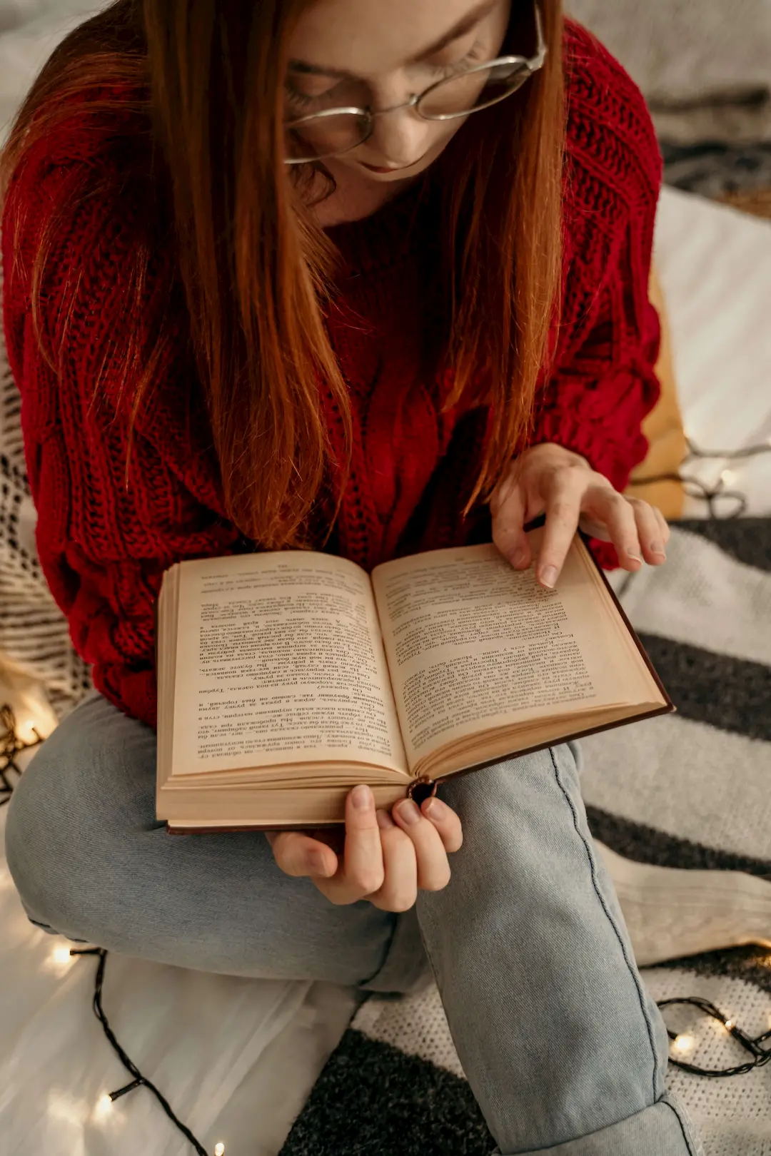 Junge Frau liest ein Buch und bildet sich weiter