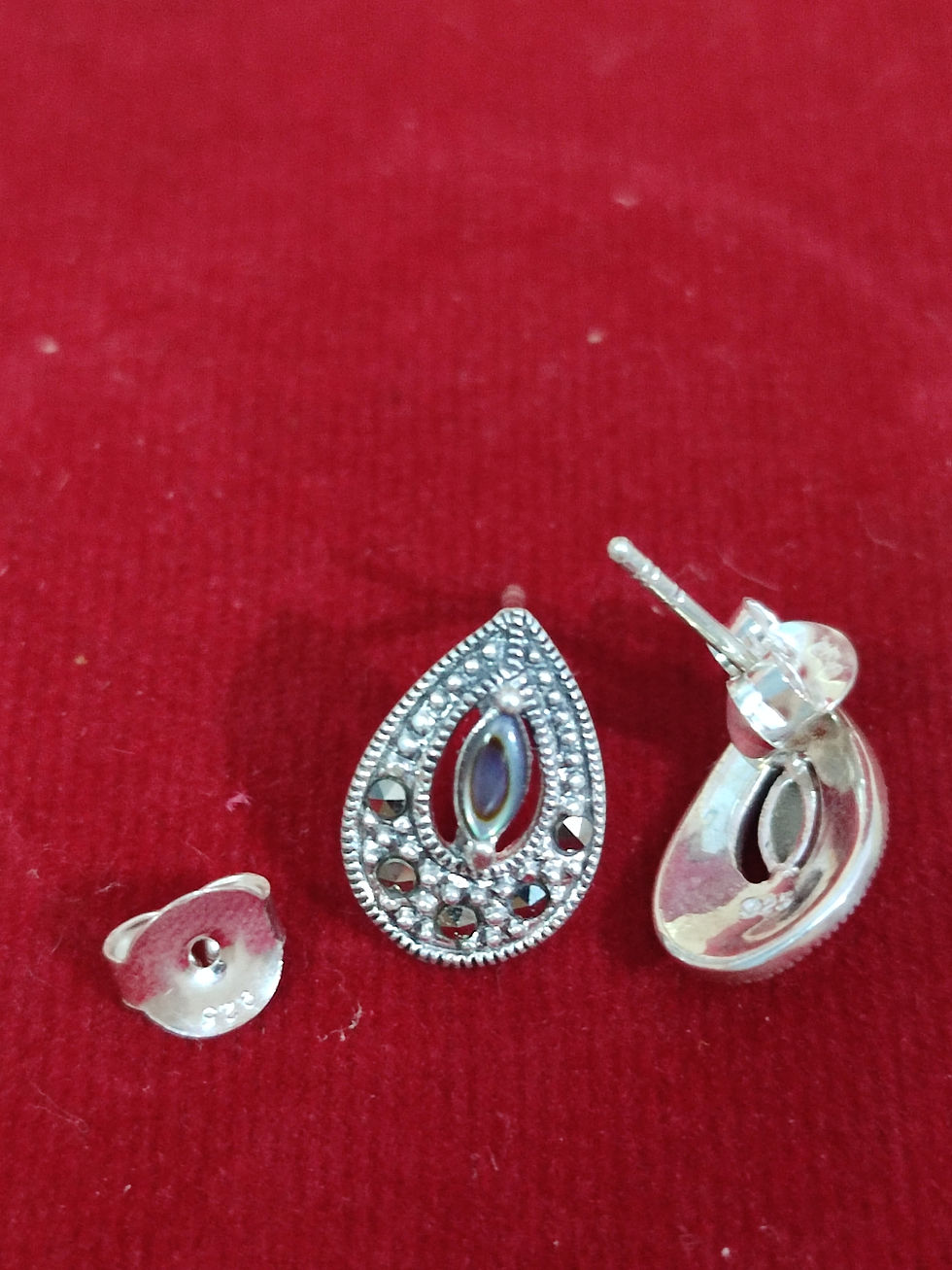 Thumbnail: Cat's eye stud earrings