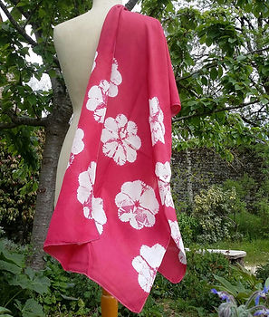 écharpe en soie rose cochenille avec des motifs fleur obtenus en shibori