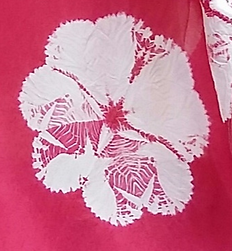 Motif fleur obtenu avec un pliage et une couture nui shibori sur soie. Teinture cochenille.