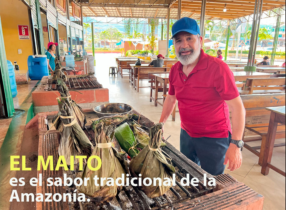 José MEdina, director de Revista Paraíso, degustando un maito de tilapia en Archidona.
