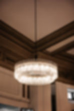 Prunkvoller Luster in der Bar im Rondeau im Raimund Theater Wien