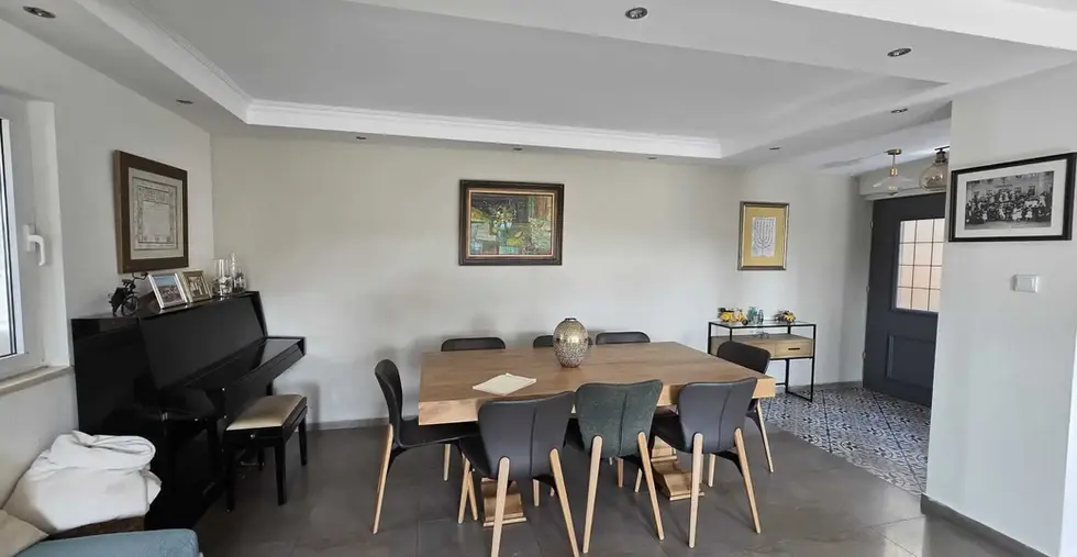 dining room table of triplex in dekel efrat.