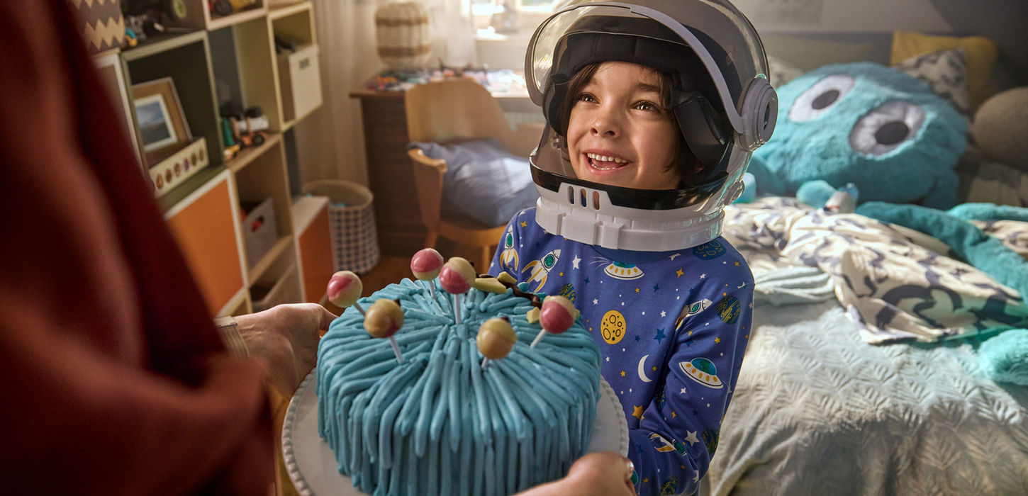 Junge im Astronautenkostüm mit blauer Torte – People- und Foodfotografie von Andreas Reimann, Hamburg